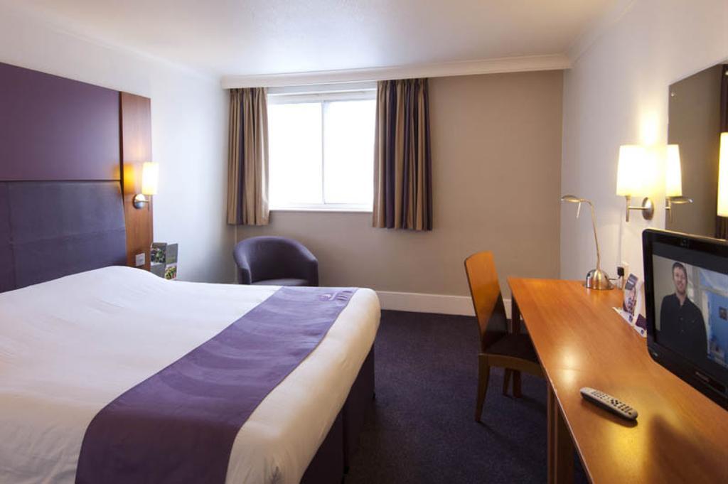 Premier Inn Cobham คอปแฮม ภายนอก รูปภาพ