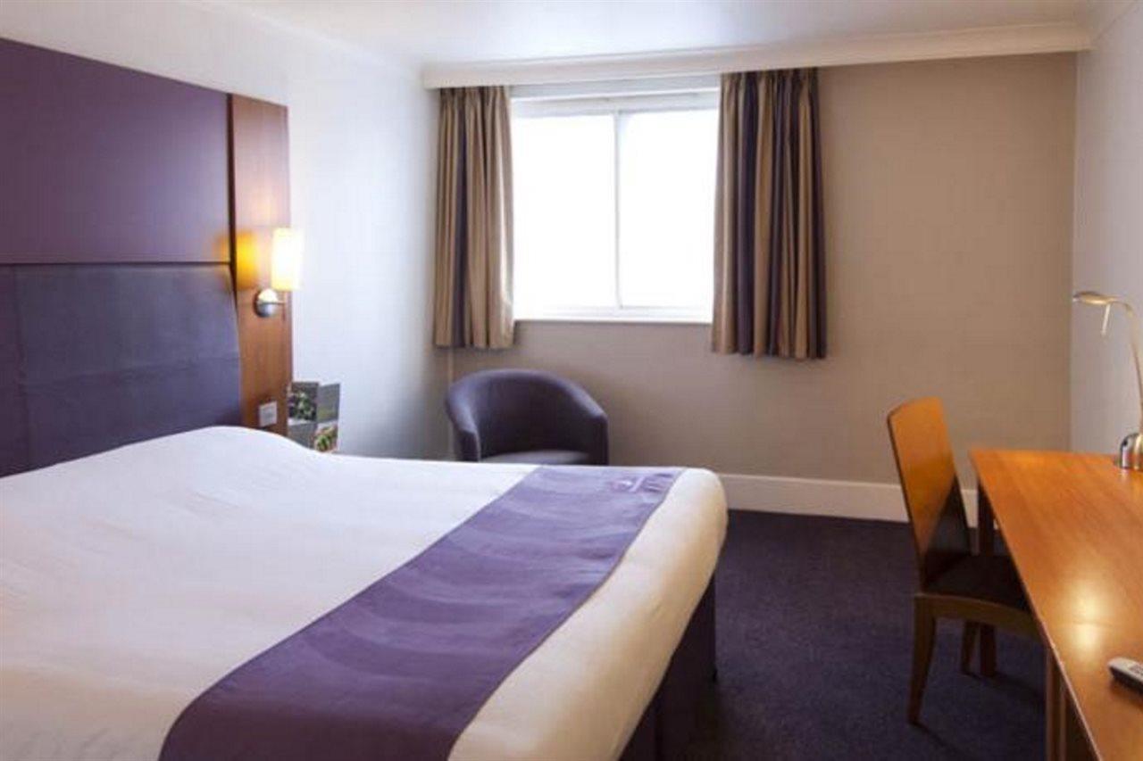 Premier Inn Cobham คอปแฮม ภายนอก รูปภาพ